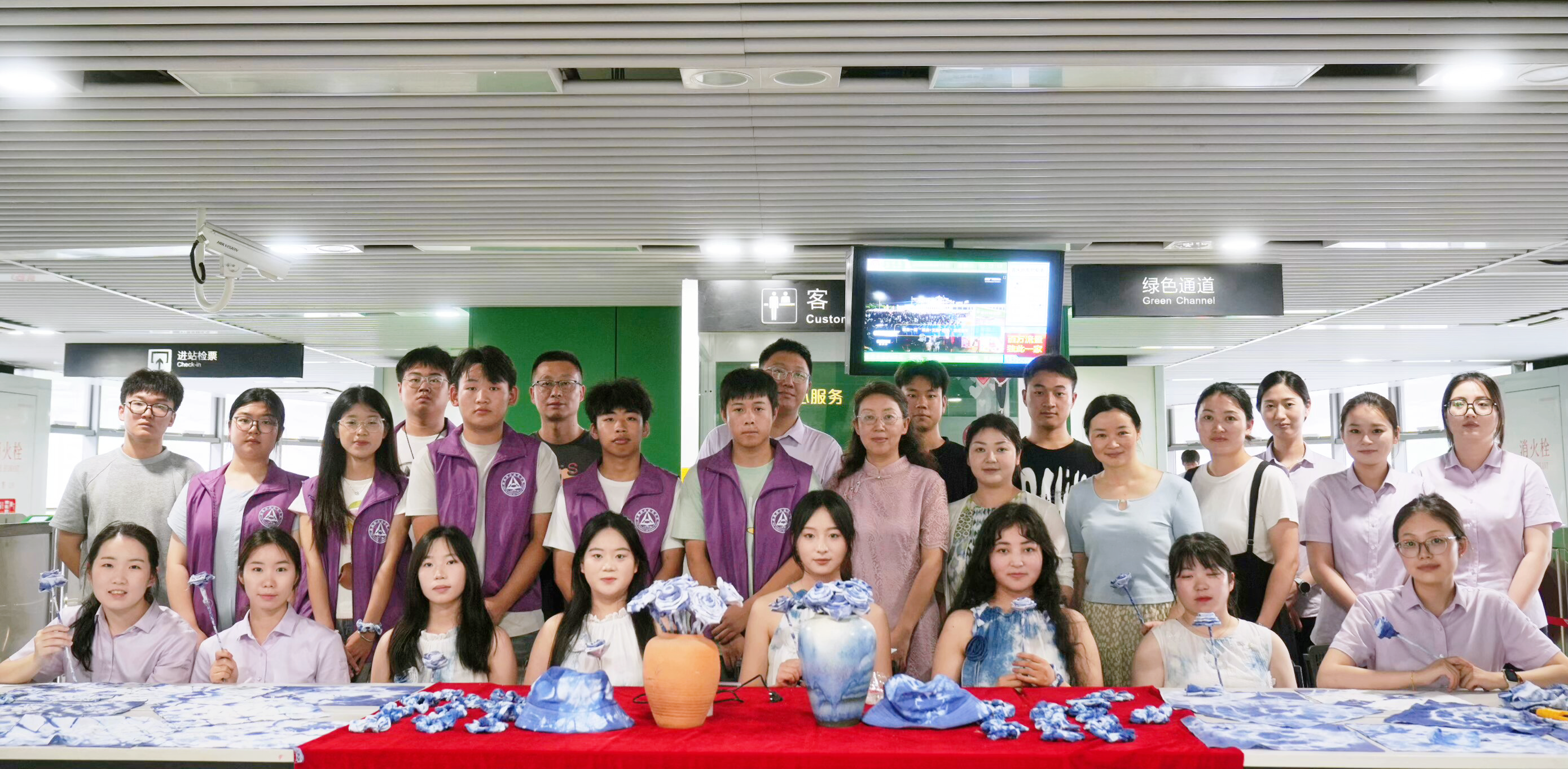 学院“萤火虫”志愿服务队在地铁...